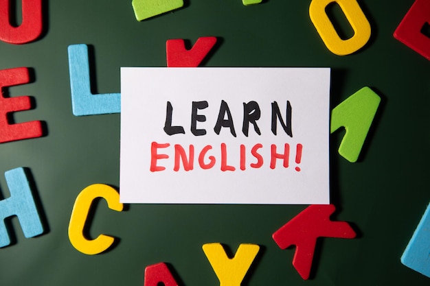 Imparare la parola inglese scritta su carta colorata
