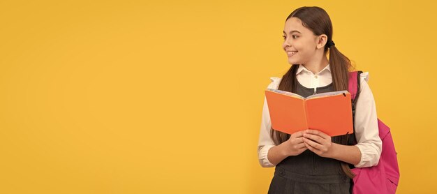 Imparare per la vita I bambini felici leggono libri sfondo giallo Ritratto di studio studentessa studentessa