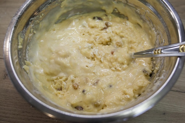 Impastare la pasta su un muffin o una torta con l'uvetta