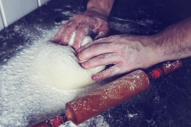 Impastare la pasta tonica di farina