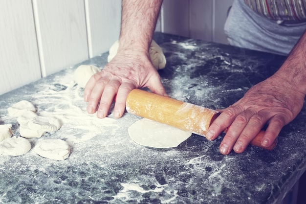 Impastare un impasto tonico con la farina