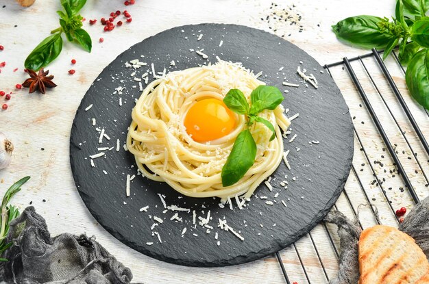 Impasto. carbonara con tuorlo d'uovo. Vista dall'alto. Cibo italiano. Spazio libero per il tuo testo.