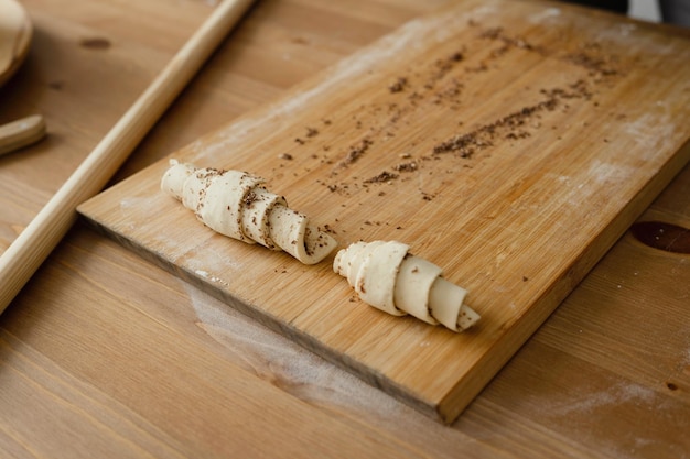 Impasto con gocce di cioccolato su una tavola di legno