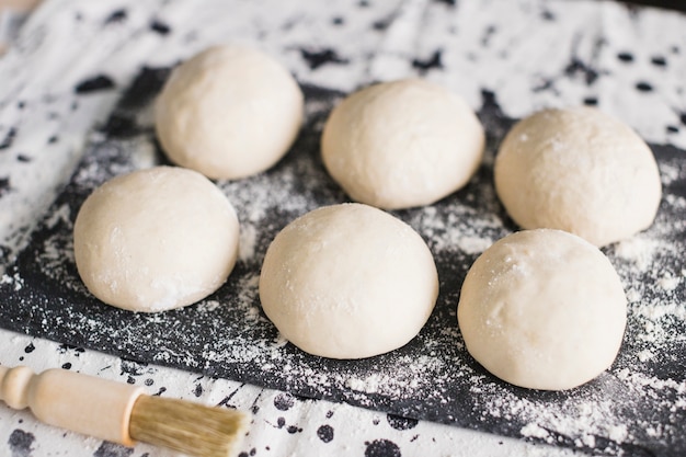 Impasto di pane su ardesia con farina e pennello