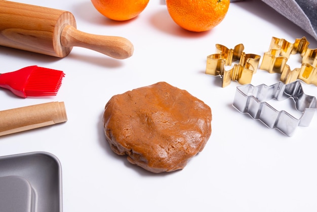 Impasto di panpepato per la preparazione dei biscotti di Natale.