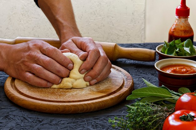 Impasto. Il processo di produzione della pizza. Ingredienti per la pizza Impastare la pasta con le mani