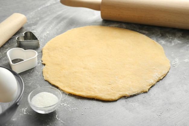 Impasto per biscotti al burro sul tavolo