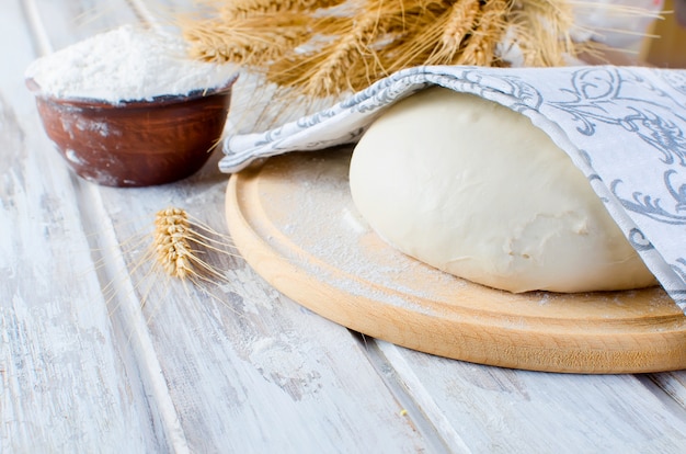 Impasto per la palla, farina in una ciotola di cermik