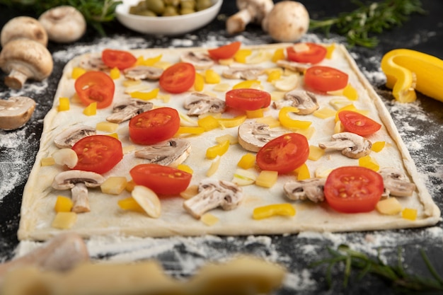 Impasto per pizza ad alto angolo con verdure