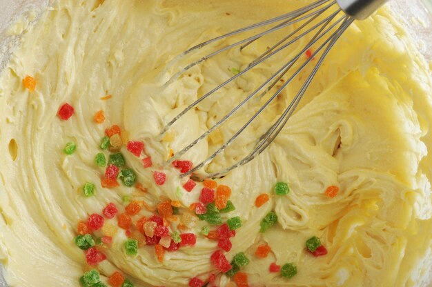 Impasto per torta in una ciotola con frutta candita