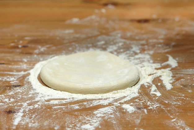 Impasto steso per pizza sul tavolo