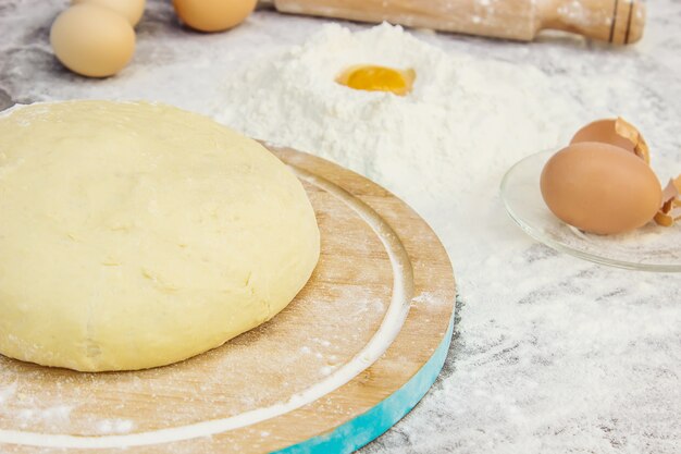 Impasto su uno sfondo scuro. Messa a fuoco selettiva