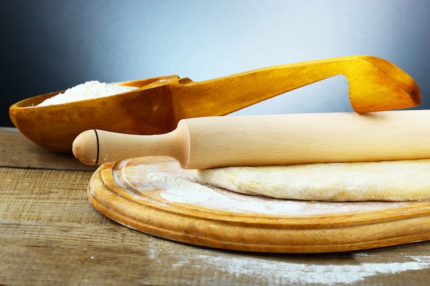 Impasto sul tavolo della cucina con accessori da cucina