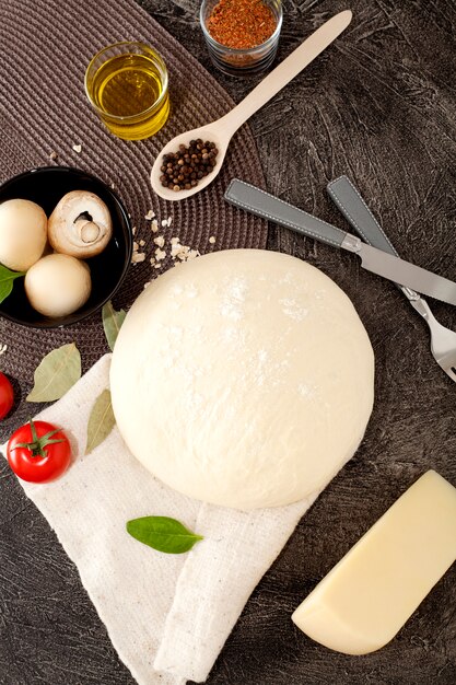 Impasto sullo sfondo di ingredienti per cucinare