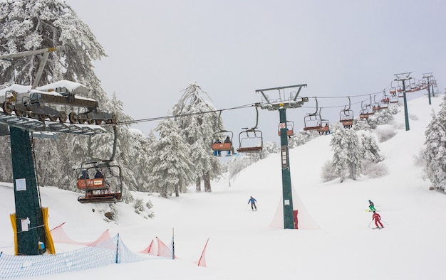 Impianti di risalita e funivie dei monti Troodos che salgono sulla montagna portando gli snowboarder sulle piste da sci