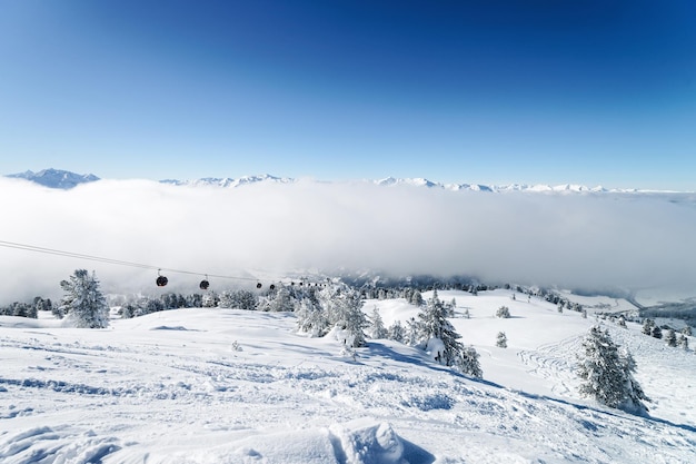 Impianti di risalita e nuvole nel comprensorio sciistico Zillertal Arena nella Zillertal del Tirolo. Mayrhofen in Austria in inverno, nelle Alpi. Montagne alpine con neve. Divertimento in discesa. Cielo azzurro e piste bianche a Zell am Ziller