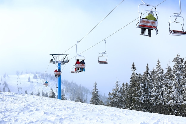 Impianti di risalita in località di montagna Vacanze invernali