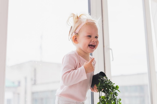 Impianto cocleare per bambino Bambino sordo con apparecchio acustico Tecnologia sanitaria e medica e innovazioni Copia spazio e luogo per la pubblicità