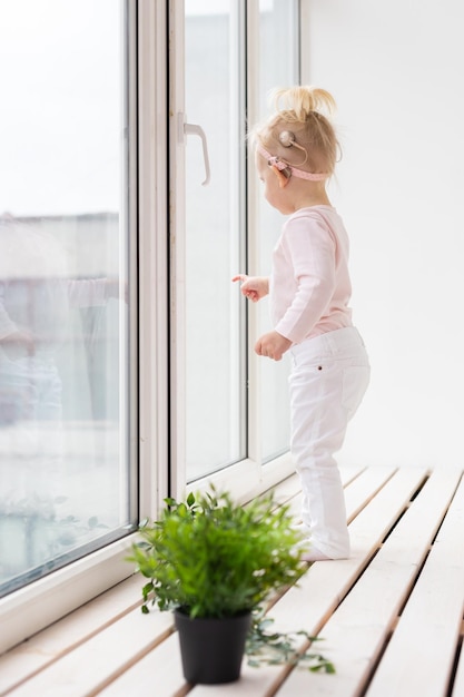 Impianto cocleare per bambino Bambino sordo con apparecchio acustico Tecnologia sanitaria e medica, innovazioni e diversità