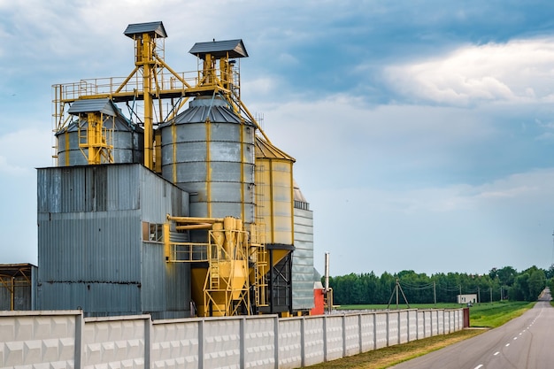 Impianto di agrolavorazione per la lavorazione e silos per asciugatura pulitura e stoccaggio di prodotti agricoli farina cereali e grano