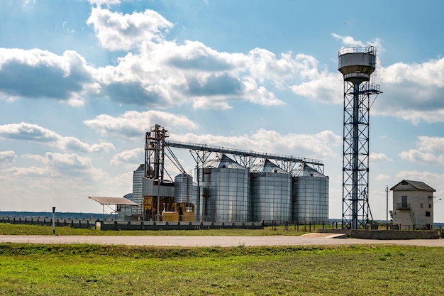 Impianto di agrotrasformazione per la lavorazione e silos per asciugatura pulitura e stoccaggio di prodotti agricoli farina cereali e grano con belle nuvole