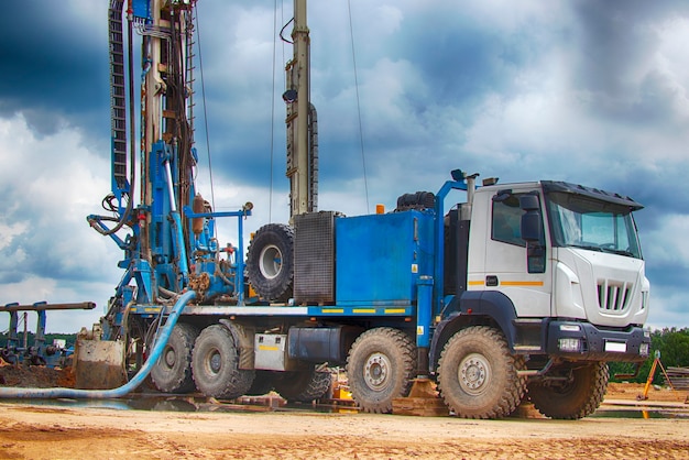 Impianto di perforazione. Perforazione di pozzi profondi nelle viscere della terra. Industria e costruzioni. Esplorazione mineraria - petrolio, gas e altre risorse.