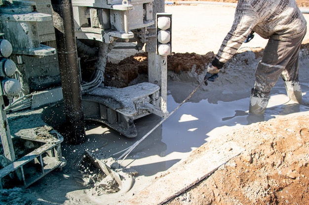 Impianto di perforazione Preparazione del fango di perforazione Il lavoratore mescola la soluzione Geologia Bielorussia Salihorsk 2020