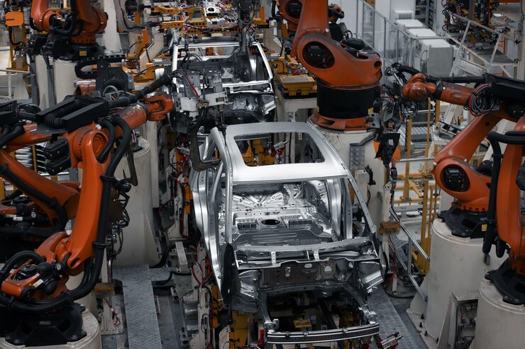Impianto di produzione di automobili, vista dall'alto di una linea di saldatura robotica