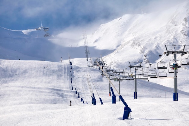 Impianto di risalita quasi vuoto che si dirige verso la cima della montagna innevata nel Pas de la Casa Andorra