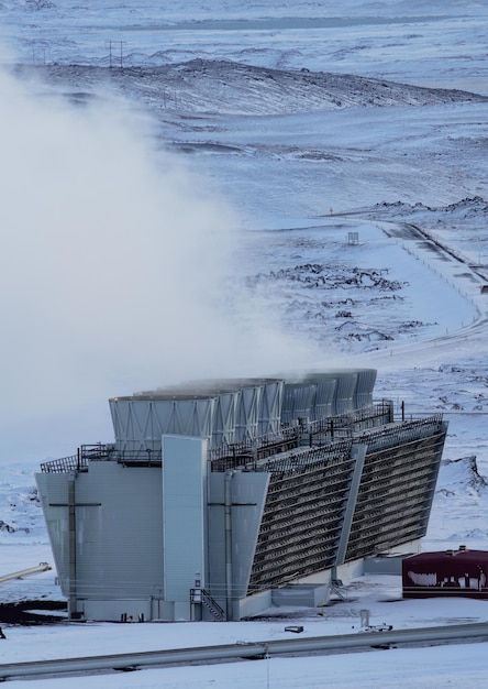 Impianto geotermico con fumo e neve in Islanda, composizione verticale