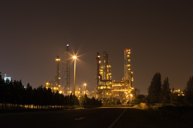 Impianto industriale della raffineria di petrolio alla notte