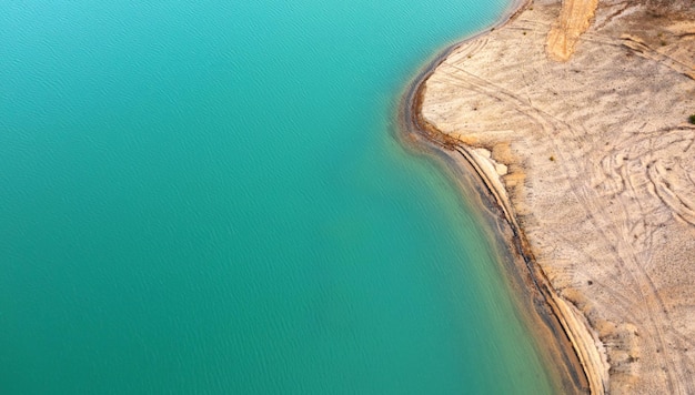 Impianto per l'estrazione e l'arricchimento del titanio e di altri minerali rari. Acqua blu nel serbatoio di arricchimento del minerale.