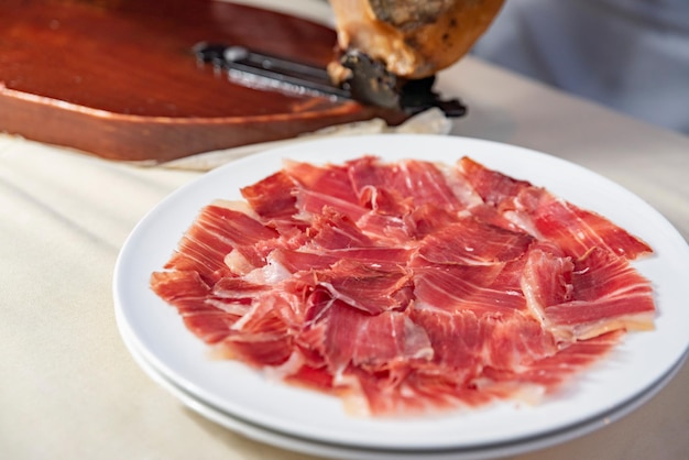 Impiattare con prosciutto tagliato a mano opportunamente tagliato