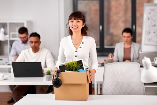 impiegata con oggetti personali in ufficio
