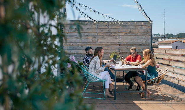 Impiegati che lavorano sulla terrazza