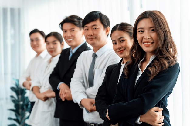 Impiegati coesi che si tengono per mano in fila per promuovere l'armonia sul posto di lavoro