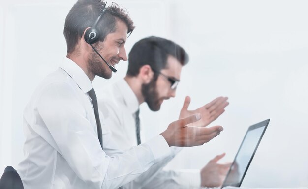 Impiegato con auricolare acceso durante la videoconferenza