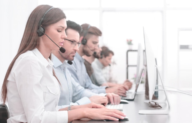 Impiegato del call center sul posto di lavoro