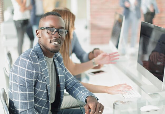 Impiegato dell'azienda nei giorni feriali sul posto di lavoroufficio