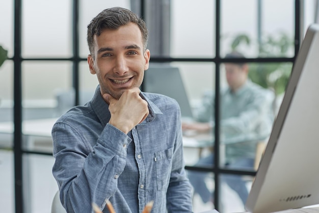 Impiegato maschile riflessivo che considera l'idea