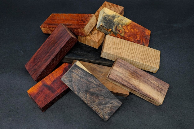Impila una varietà di assi di legno per progetti fai-da-te