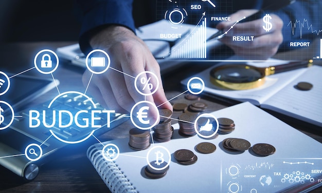 Impilamento a mano maschile di monete Budget Business Finance