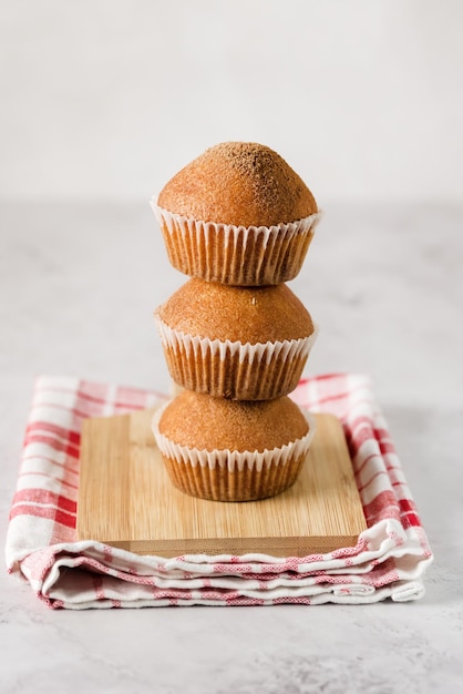 Impilati Gustosi Muffin Alla Vaniglia Sul Vassoio Di Legno Sfondo Grigio Verticale