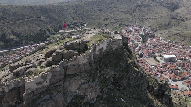 Imponenti rovine del castello medievale nella città di afyonkarahisar in turchia