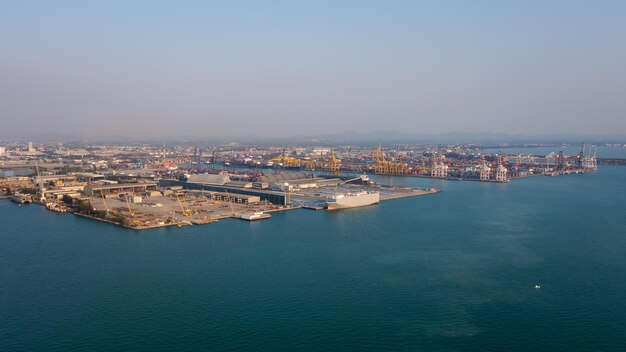 Importazione esportazione porto commerciale commerciale internazionale in vista aerea del mare dal drone,