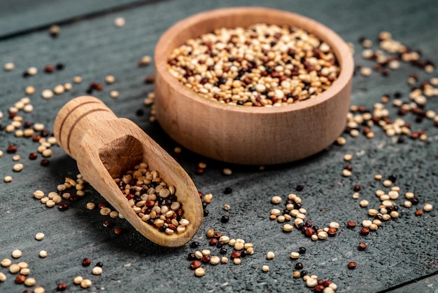 Imposta i semi di quinoa su una ciotola di legno Prodotto superfood sano e dietetico Sfondo di ricette alimentari Primo piano