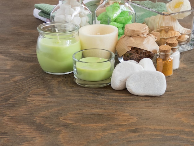 Impostare gli ingredienti e le spezie per l'aromaterapia e la cura del corpo sulla superficie di legno. SPA ancora in vita