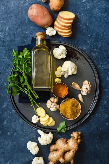 Impostare gli ingredienti per cucinare vegetariano piatto indiano aloo gobi Cibo sano