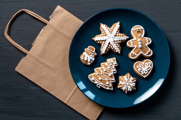 Impostare i biscotti festivi di Capodanno su fondo di legno blu