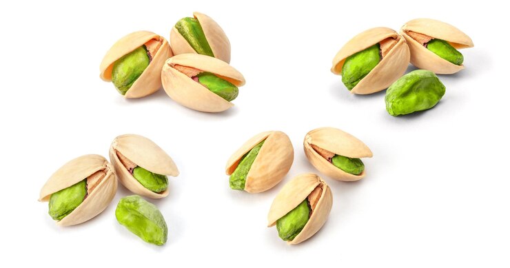 Impostare i pistacchi isolati su uno sfondo bianco mockup